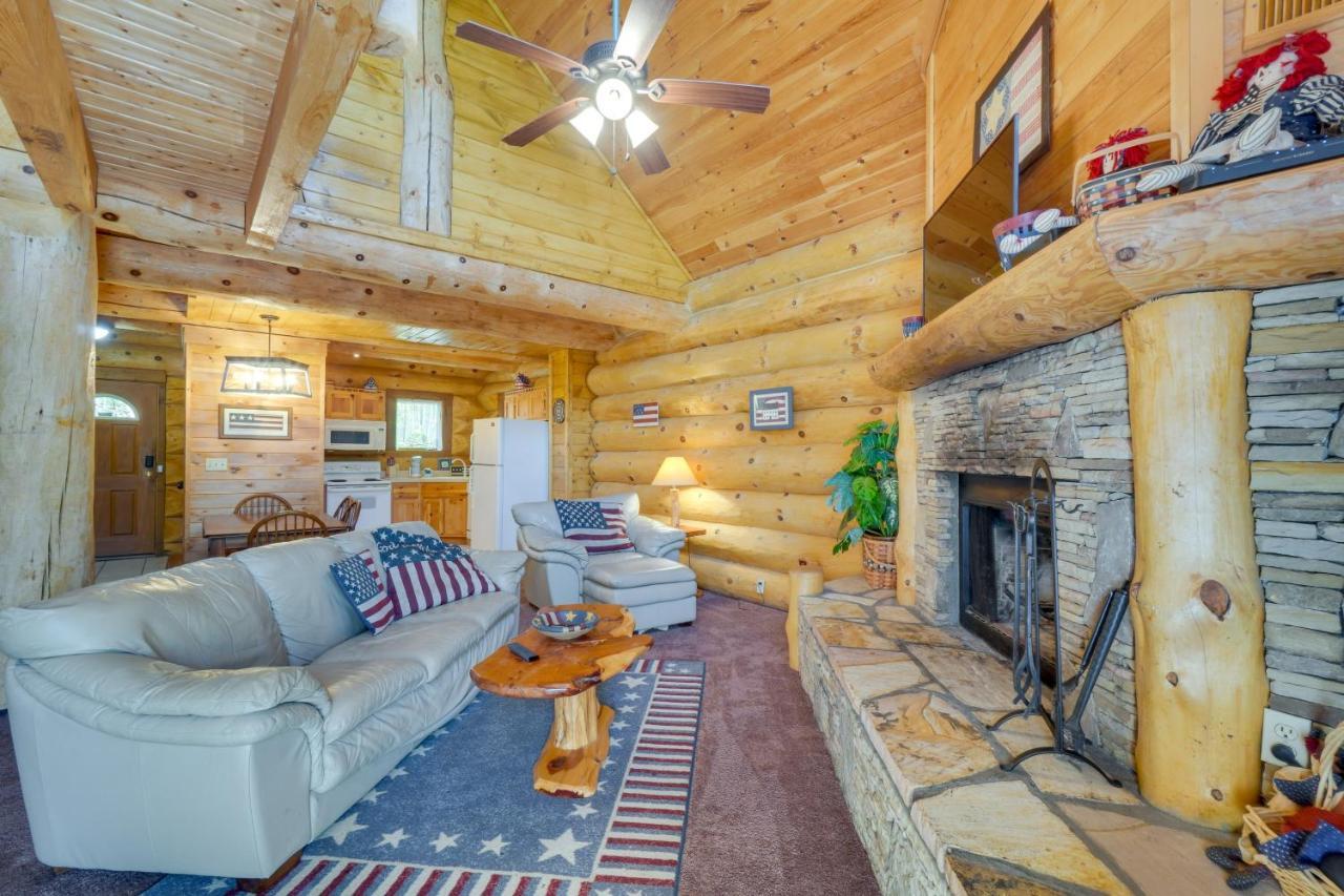 Hébergement de vacances Idyllic With Hot Tub And Balcony! Gatlinburg